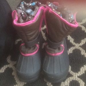 Girls snow boots . In good shape. Hardly worn.